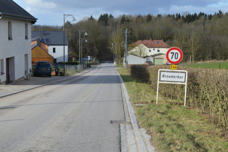 Im oberhalb von Gilsdorf und Diekirch gelegenen Ort Stegen („Ärenzdallgemeng“) wurden in den letzten Jahren viele Gebiete zwecks Wohnungsbaus erschlossen. Das Oberflächenwasser wird ausnahmslos in den Tirelbach geleitet.