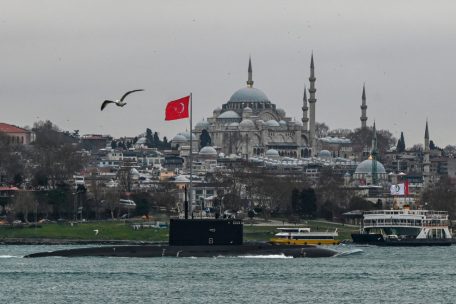Ein russisches U-Boot passiert am 13. Februar den Bosporus in Istanbul