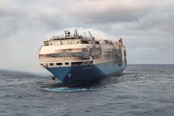 Azoren / Frachtschiff mit Bentleys und Porsches brennt im Atlantik