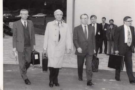 Außenministerkonferenz vom 26. März 1991, von links nach rechts: unbekannt, Jacques Poos, Jacques Delors