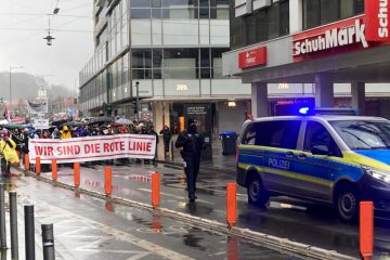 Gesellschaft  / Saarbrücken: „Wir sind die rote Linie“ – 2.200 Demonstranten bei schlechtem Wetter 