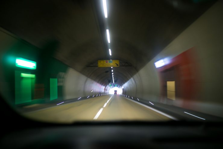 Straßenverkehr / Das richtige Verhalten in Notsituationen: Worauf Autofahrer in Tunnels achten sollten