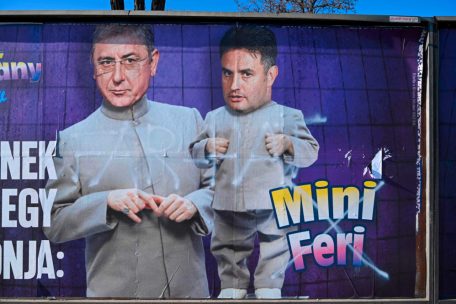 Persiflage des Hollywoodfilms Austin Powers: Fidesz-freundliche Organisationen verunglimpfen Peter Marki-Zay und den früheren sozialistischen Premier Ferenc Gyurcsany auf Plakaten