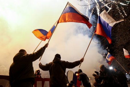 Eskalation / Russland ordnet Entsendung von Truppen in die Ostukraine an
