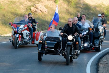 2019 macht Putin eine Biker-Tour bei Sewastopol. Den Sattel teilt er sich damals mit dem Gouverneur von Sewastopol, Michail Raswozhajew, im Beiwagen sitzt Sergei Walerjewitsch Aksjonow, Premierminister der Krim.