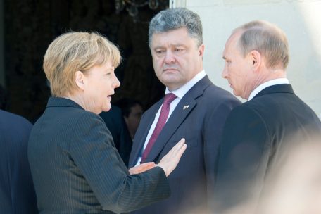 Erstes Herantasten: Die deutsche Bundeskanzlerin Angela Merkel, der künftige ukrainische Staatschef Petro Poroschenko (M.) und der russische Präsident Wladimir Putin treffen sich am 6. Juni 2014 im Schloss von Bénouville vor einem offiziellen Essen zum 70. Jahrestag der Truppenlandung der Alliierten in der Normandie
