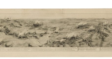 Panorama der luxemburgisch-französisch-belgisch-deutschen Eisenerzbecken von Longwy und Esch/Alzette um 1910, mit den Hüttenwerken, Erzgruben und Industrieorten. Ein Teil Lothringens war von 1871 bis 1918 deutsch. Karte des Pariser Zeichners Georges Peltier, der aus der Gegend von Longwy (Pierrepont) stammte und u.a. für Stahlunternehmen in Luxemburg und Frankreich arbeitete. Gedruckt wurde die Karte vom Luxemburger Fotografen Victor Kremer, der in Longwy ansässig war.