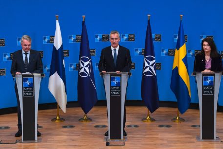 Militärbündnis / Russlands Druck auf die Ukraine lässt Schweden und Finnland näher an die NATO rücken