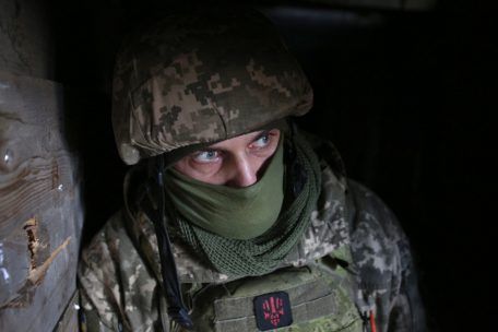 Ein ukrainischer Soldat wartet am Mittwoch an der Frontlinie nahe Luhansk darauf, dass der Granatenbeschuss aufhört