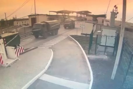 Ein Bild aus einer vom Staatlichen Grenzschutz der Ukraine veröffentlichten Videoaufzeichnung zeigt am Donnerstag russische Militärfahrzeuge, die die Grenze von der Krim zur Ukraine überqueren (genauer Standort nicht angegeben)