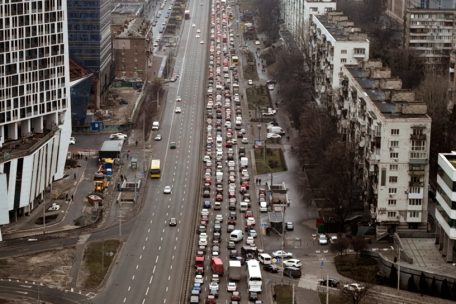 Autos stauen sich, während die Menschen die Stadt Kiew verlassen. Der russische Präsident Wladimir Putin hat am Donnerstag eine Militäroperation in der Ukraine begonnen und andere Länder gewarnt, dass jeder Versuch, sich in die russische Aktion einzumischen, zu „Konsequenzen führen würde, die Sie noch nie gesehen haben.“
