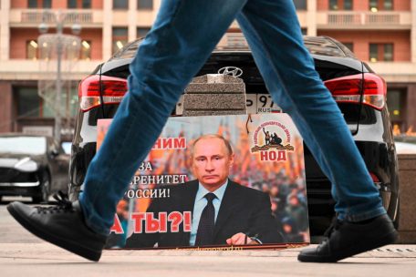 Ein Plakat in Moskau zeigt Russlands Präsidenten Putin und fragt: „Wir sind mit ihm für die Souveränität Russlands! Und Sie?“