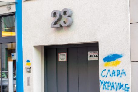 Liebesgrüße nach Moskau: Vor der Gazprom-Zentrale hat jemand am Donnerstag „Es lebe die Ukraine“ auf die Fassade gesprüht. Das Graffito wurde schnell entfernt.