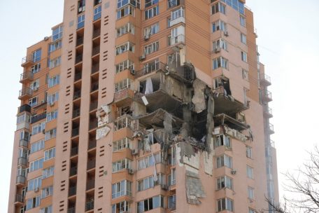 Ukraine, Kiew: Ein Wohnhaus, das nach einem Raketenangriff am 26. Februar 2022, beschädigt wurde.