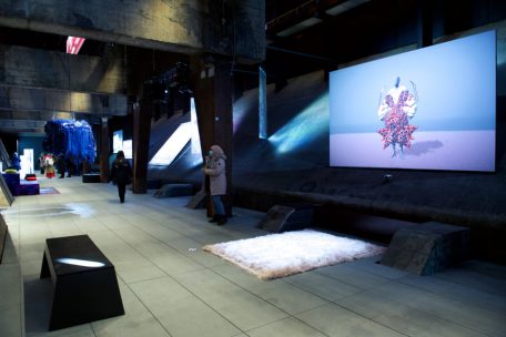 Auf der Ausstellung „Hacking Identity – Dancing Diversity“ können sich Besucher auf den Teppich stellen und den Avatar auf dem Bildschirm vor sich tanzen lassen.<br />
