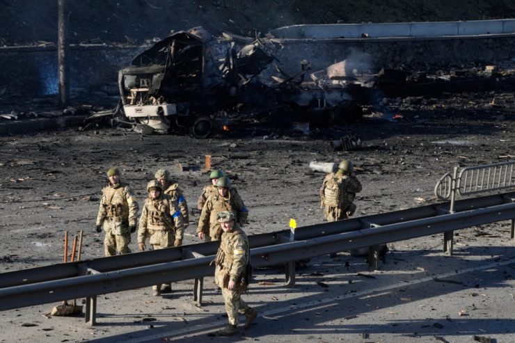 Überblick / Dritter Tag der Ukraine-Invasion: Kampf um Kiew und Debatte um Swift-Sanktion