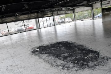 Auto verbrennt in Autohaus Chlecq / Provisorium für drei bis vier Monate im ehemaligen Garage Muzzolini in Aussicht