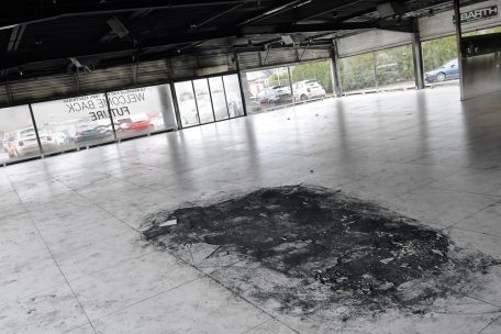 Auto verbrennt in Autohaus Chlecq / Provisorium für drei bis vier Monate im ehemaligen Garage Muzzolini in Aussicht