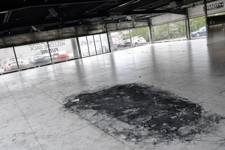 Auto verbrennt in Autohaus Chlecq / Provisorium für drei bis vier Monate im ehemaligen Garage Muzzolini in Aussicht