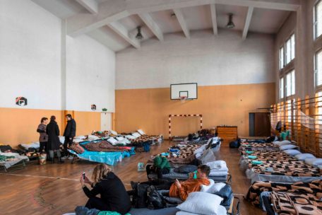 Eine vorübergehende Unterbringungsstelle für ukrainische Flüchtlinge in einer Grundschule in Przemysl
