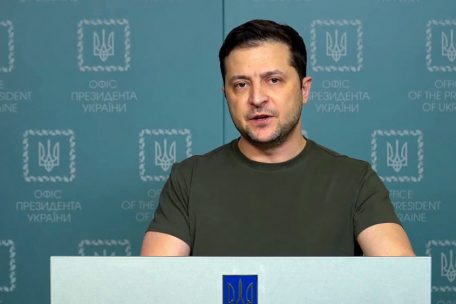 Immer noch vor Ort: Dieses vom Pressedienst der ukrainischen Präsidentschaft am 27. Februar 2022 veröffentlichte Handout-Foto zeigt den ukrainischen Präsidenten Wolodymyr Zelenski bei einer Ansprache in Kiew