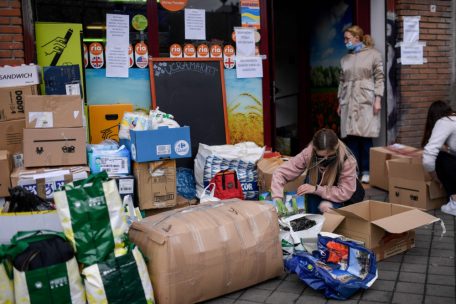 Freiwillige packen am 27. Februar 2022 vor dem „Ukramarket“-Geschäft in Madrid lebensnotwendige Güter ein, die im Rahmen einer Sammelaktion zur Unterstützung der Bürger in der Ukraine gespendet wurden
