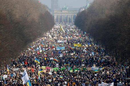 Demonstranten drängen sich um die Siegessäule und in der Nähe des Brandenburger Tors in Berlin, um am 27. Februar 2022 für den Frieden in der Ukraine zu demonstrieren