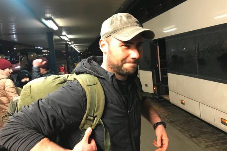 Dieser junge Kanadier reist in die andere Richtung – er will für die Ukraine kämpfen