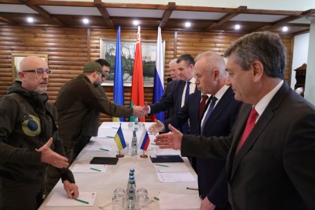 Ukraine-Krieg / Moskau und Kiew einigen sich auf humanitäre Korridore in Ukraine