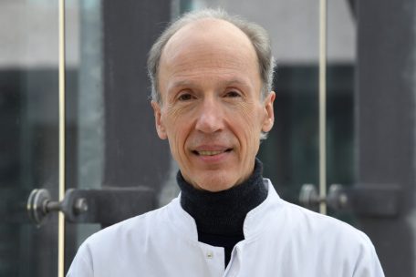 Dr. Gérard Schockmel ist Facharzt für Infektionskrankheiten an den Hôpitaux Robert Schuman (HRS). Er hat rund zehn Jahre lang zu RNA-Viren geforscht.