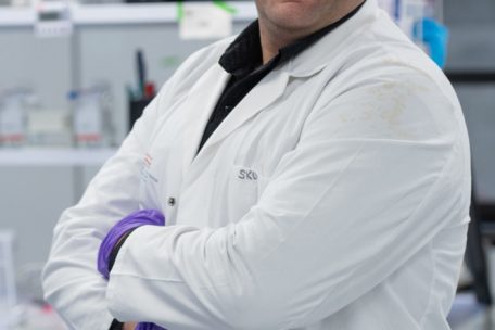 Associate Professor Alexander Skupin ist Biophysiker an der Universität Luxemburg und Mitglied der Covid-19-Taskforce von Research Luxembourg, die die Luxemburger Regierung während der Pandemie berät. In der Taskforce ist er vor allem für die Pandemie-Projektionen zuständig.