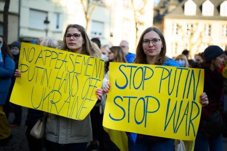 Mariia Polieshko (r.) bangt um ihre Familie und Bekannten in der Ukraine. Unterstützung leistet ihre Freundin Hermione.