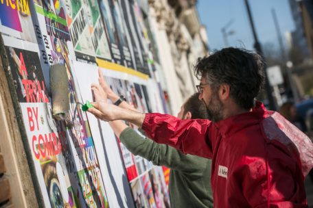 Um auf den Leerstand hinzuweisen, haben die Linken am Freitag ein leerstehendes Haus in der rue Emile Mark mit Plakaten „verschönert“