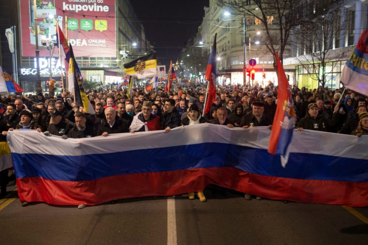 Serbien / Pro-Putin Demonstranten in Belgrad: Der Feind des Feindes ist ein Freund