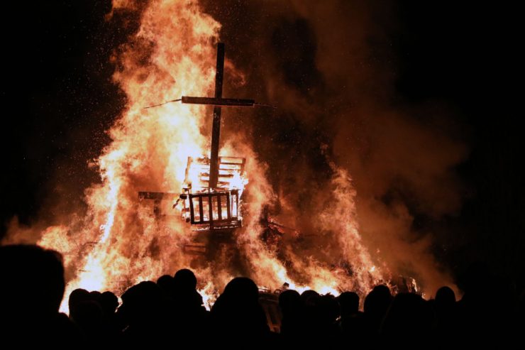 „Buergbrennen“ / Feuer und Flamme: Luxemburg verabschiedet sich vom Winter