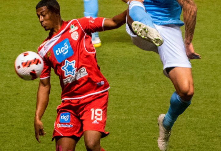 Fußball / Carlson-Trainer mit plakativem Putin-Vergleich