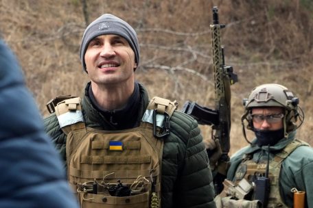 Wladimir Klitschko (l), ehemaliger ukrainischer Box-Profi, besucht am 6.3. einen Kontrollpunkt in der ukrainischen Hauptstadt 