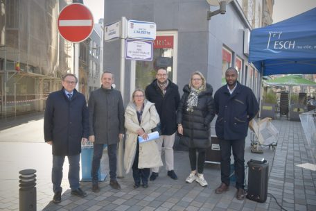 V.l.n.r.: André Zwally (Schöffe), Georges Mischo (Bürgermeister), Chantal Sonnetti (Präsidentin der Chancengleichheitskommission Esch), Christian Weis (Schöffe), Sindy Stautemas (Mitglied Chancengleichheitskommission) und Claude Pereira (Service égalité des chances)