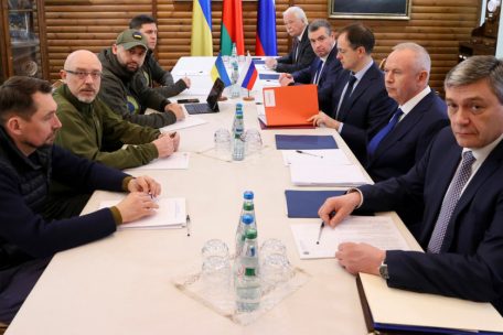 Friedensverhandlungen / Russland und Ukraine halten an humanitären Korridoren fest