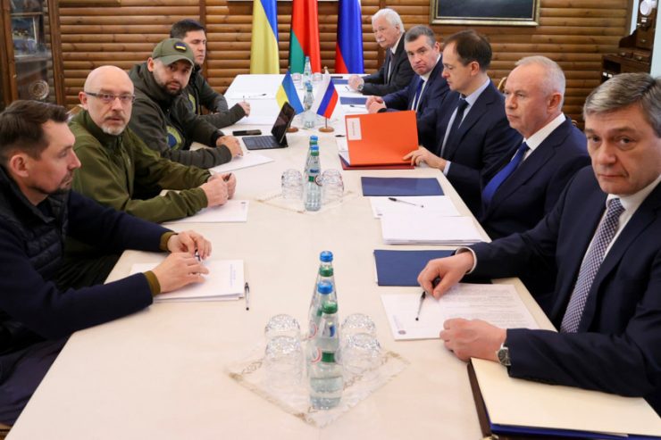 Friedensverhandlungen / Russland und Ukraine halten an humanitären Korridoren fest