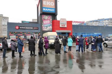 Ukraine / Wie das Finanzieren der Lebensgrundlagen im Kriegsgebiet zur Herausforderung wird