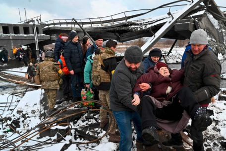 Ukraine-Krieg / Tausende Menschen fliehen aus belagerten Städten