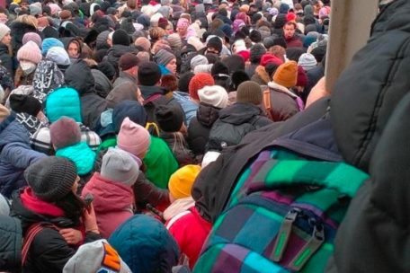 Dieses Foto hat Tetiana an der Grenze der Ukraine mit Polen gemacht – es zeigt die vielen Menschen, die aus ihrer Heimat flüchten müssen