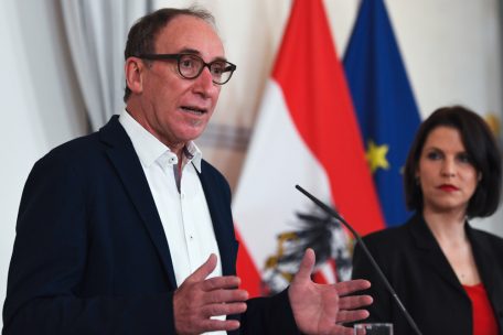 Österreich / Impfpflicht ist trotz neuen Rekords bei Neuinfektionen ausgesetzt