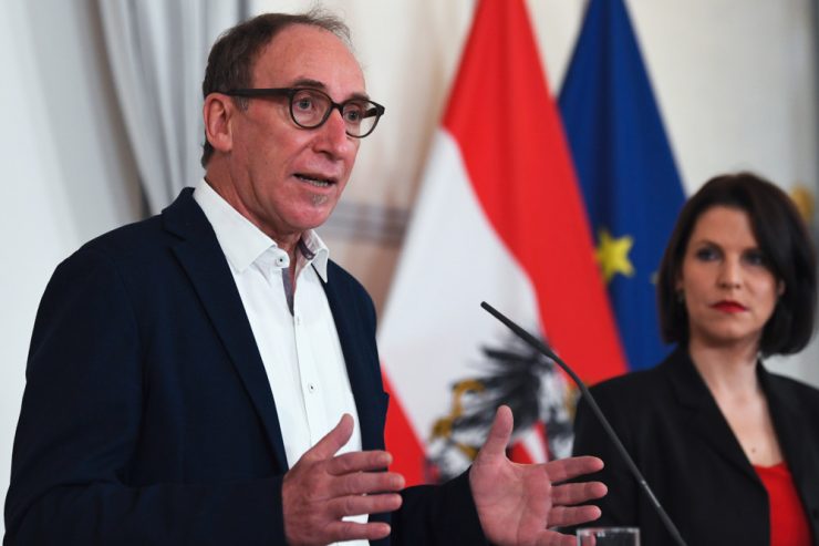 Österreich / Impfpflicht ist trotz neuen Rekords bei Neuinfektionen ausgesetzt