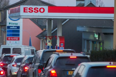 Auch in Petingen bildeten sich kurz nach Bekanntgabe der Preiserhöhung lange Schlangen vor den Tankstellen