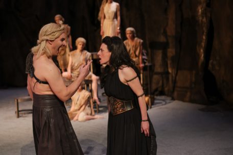 Medea bietet dem König Kreon (Philipp Alfons Heitmann) die Stirn