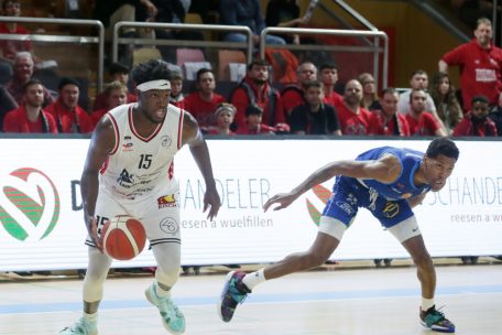 Tyrell Sturdivant (in Weiß) gelang im Halbfinale ein „Double-Double“