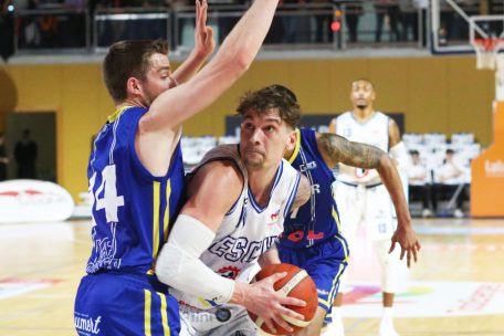 Alex Rodenbourg (in Weiß) spielte 2014 für Bartringen und verpasste somit das bisher einzige Pokalfinale der Escher Herren
