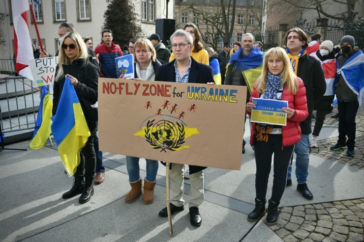 Zeichen der Solidarität / „Mehrere hundert Menschen“ protestieren am Samstag gegen den Krieg in der Ukraine